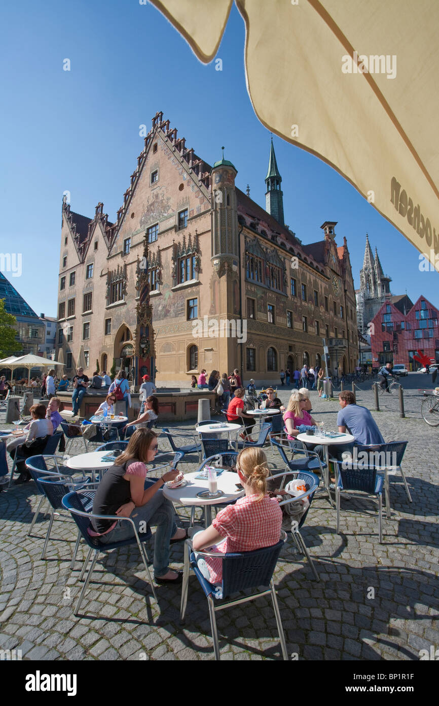 CAFE IN FRONT OF TOWN HALL, MARKET PLACE, ULM, BADEN-WURTTEMBERG, GERMANY Stock Photo