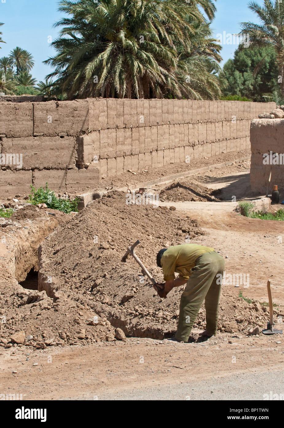 Digging ditch hires stock photography and images Alamy