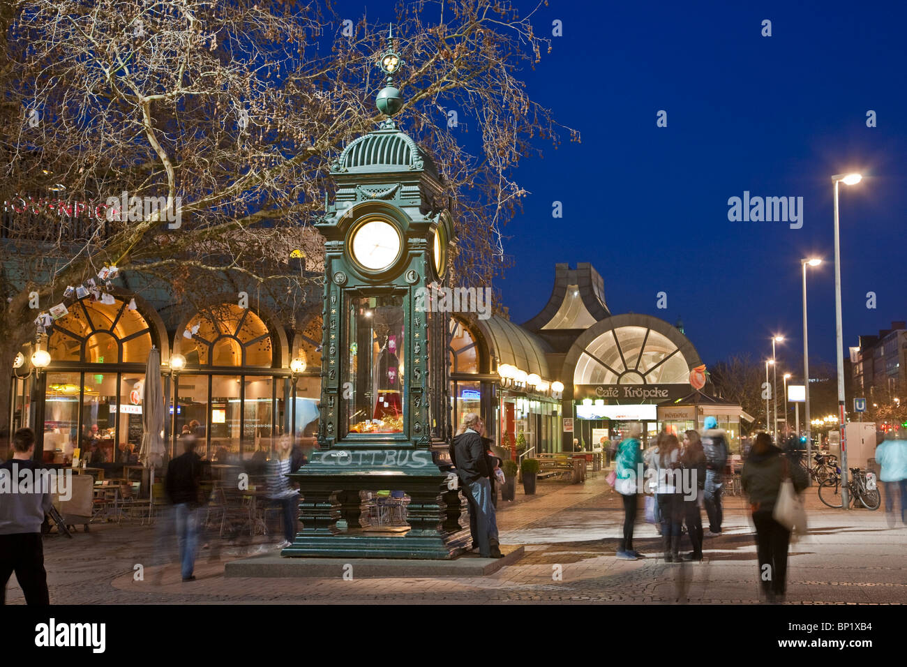 Clock meeting place hi-res stock photography and images - Alamy