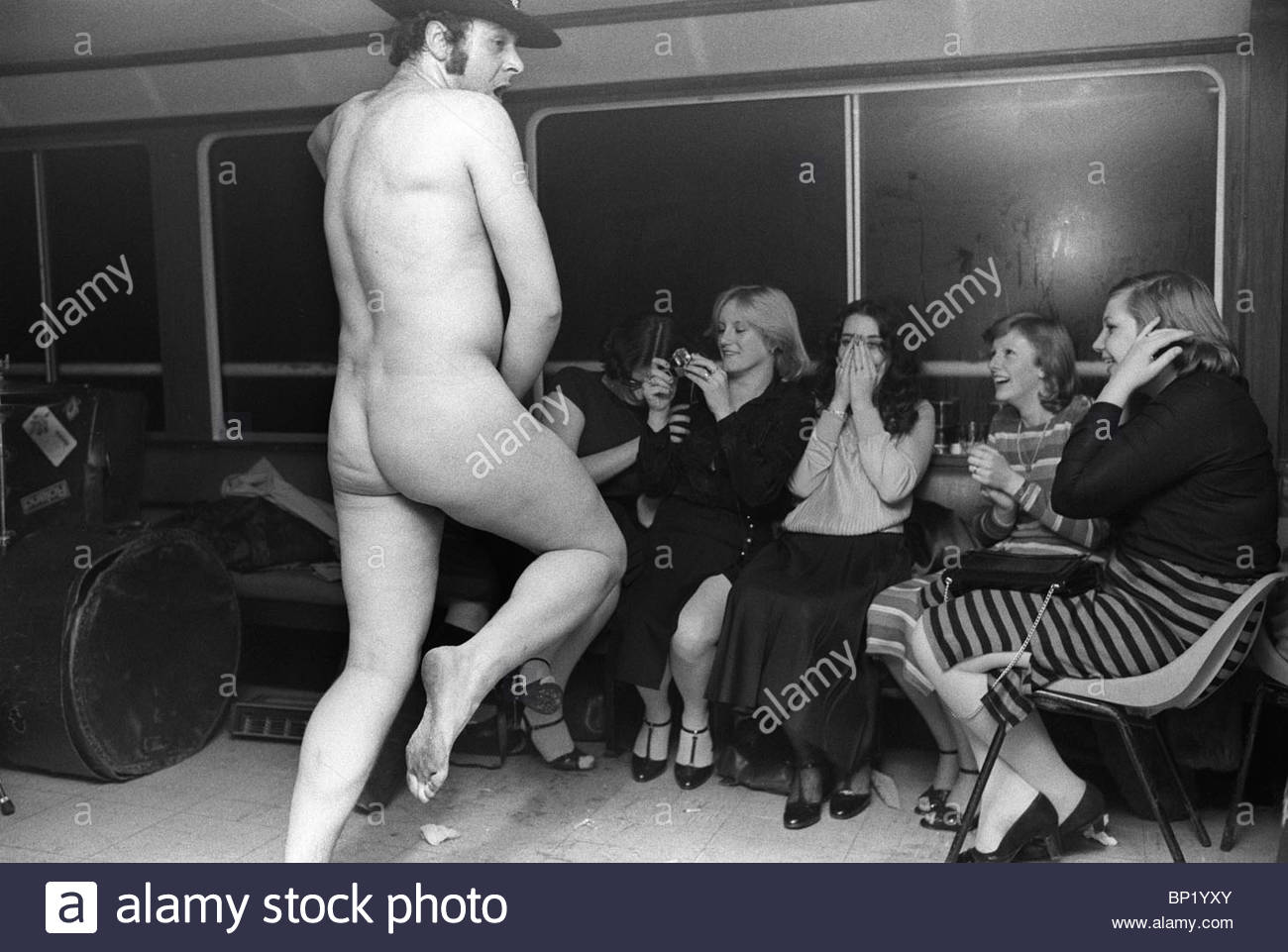 SAUNA TRANS PARIS Real Party Girls