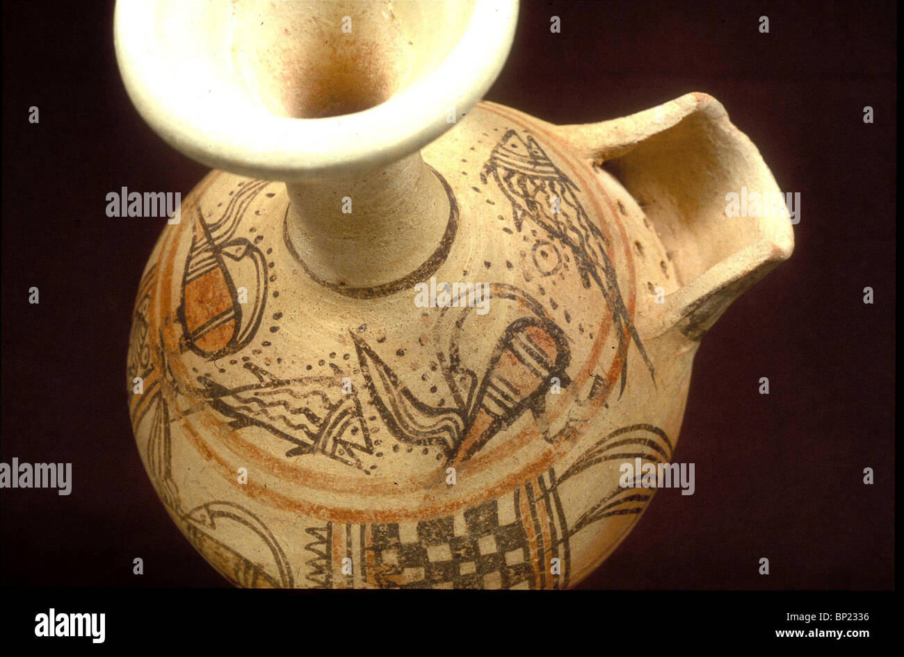 104. PHILISTINE BEER JUG DECORATED WITH TYPICAL PATTERNS; FISH AND DUCKS. C. 12TH C. BC, ASHDOD EXCAVATIONS Stock Photo