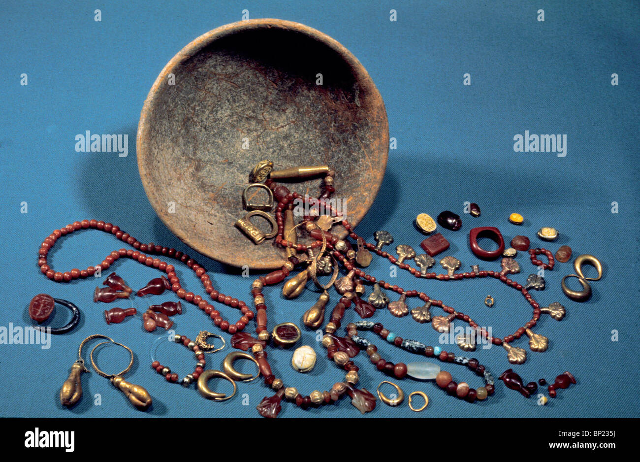 128. SCARABS AND PRECIOUS STONE JEWELRY, CNAANITE, CA.14TH C. BC EXCAVATED IN DEAR-EL BALACH, SOUTH OF GAZA Stock Photo