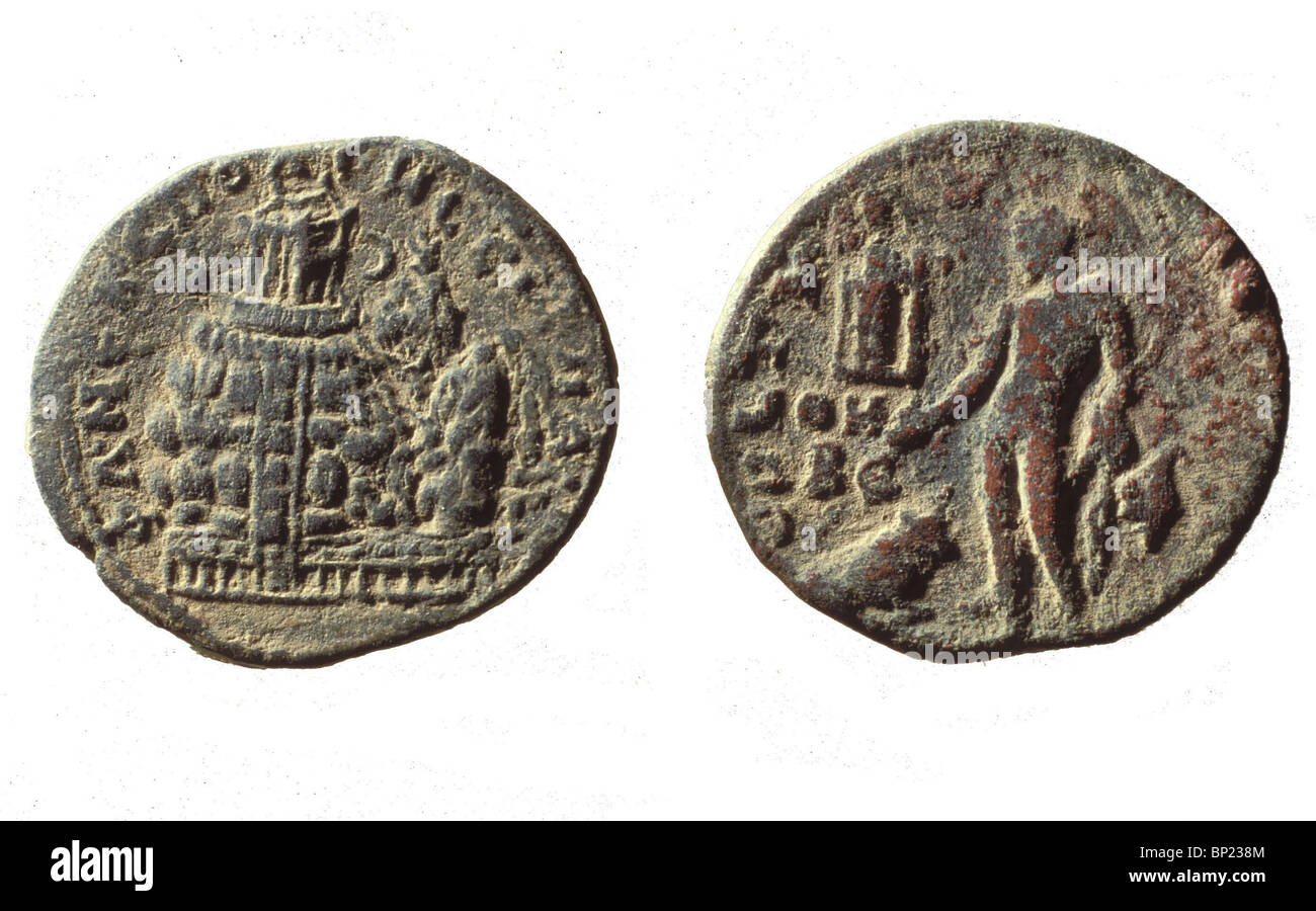 COIN OF MAKRINOS DATED 217 AD. DEPICTING MT. GERIZIM WITH THE TEMPLE AND STEPS LEADING TO IT, REMAINS OF WHICH CAN BE SEEN TODAY Stock Photo