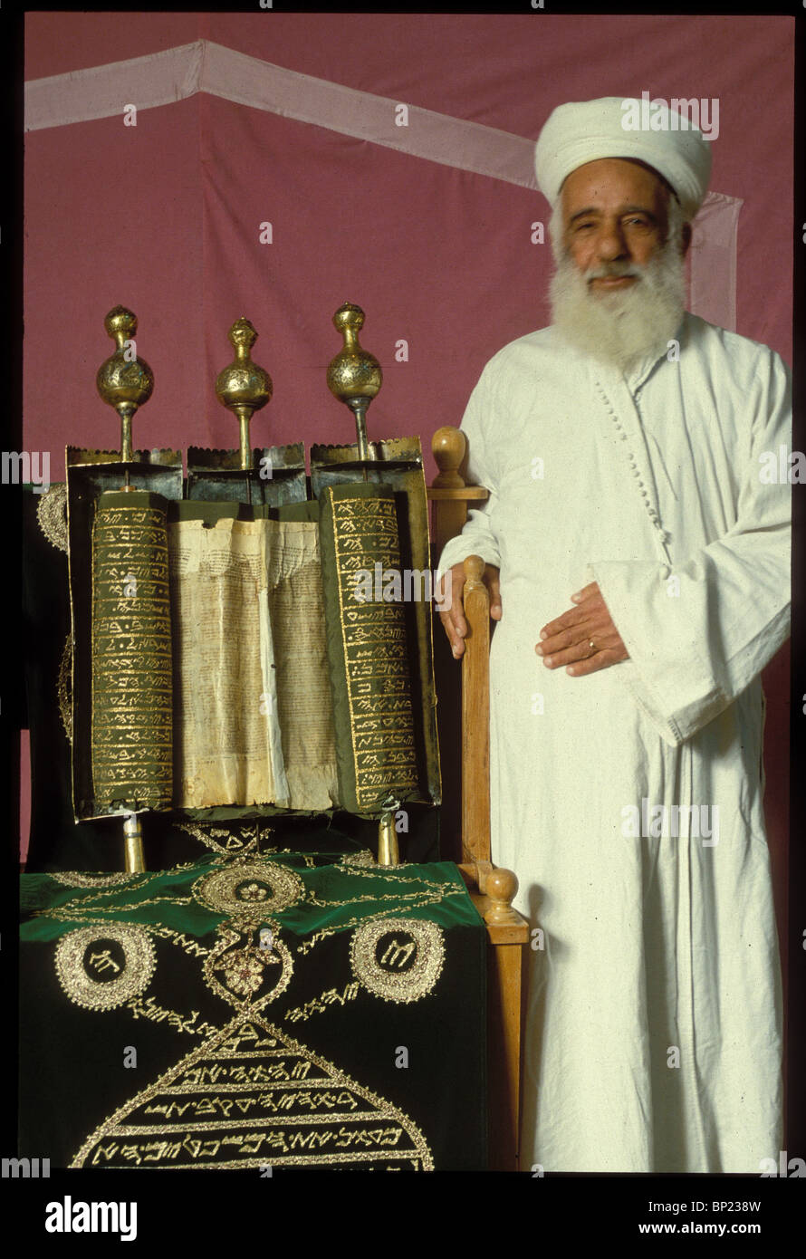 150. SAMARITAN PRIEST WITH THE ANCIENT SAMARITAN PENTATEUCH DATING FROM THE 17TH. C. IN THE SAMARITAN SYNAGOGUE IN NABLUS Stock Photo