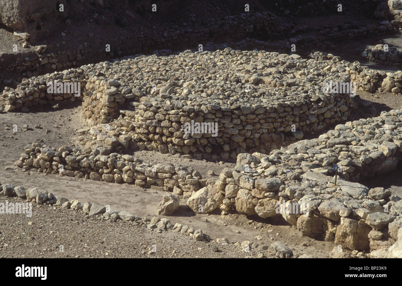 235. MEGIDDO, REMAINS OF THE CNAANITE TEMPLE WITH THE LARGE ROUND ALTAR DATING FROM C. 2500 - 1850 B.C. Stock Photo