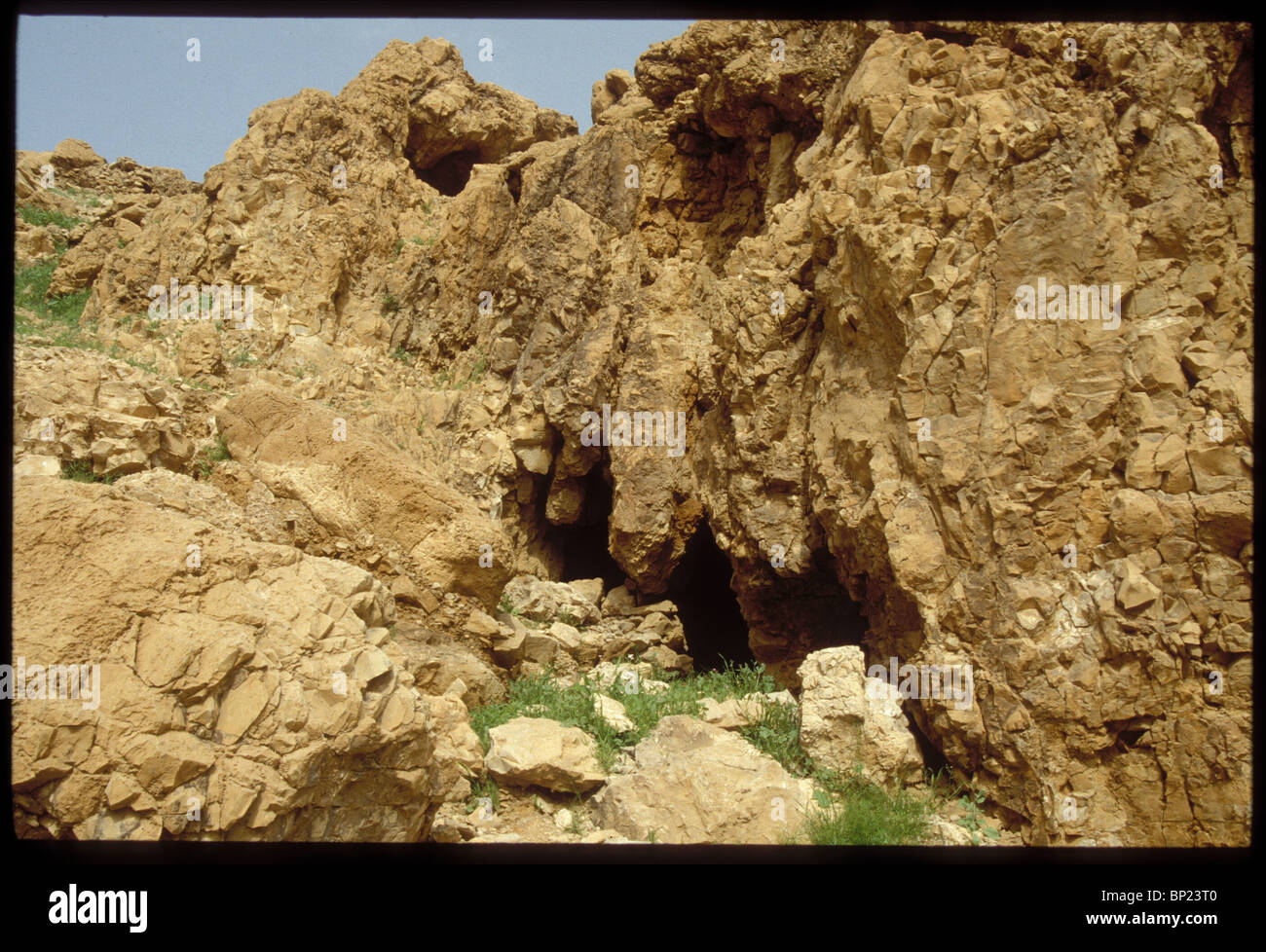 296. QUMRAN - ENTERANCE TO CAVE NO.1 IN WHICH THE FIRST SEVEN SCROLLS WERE FOUND Stock Photo