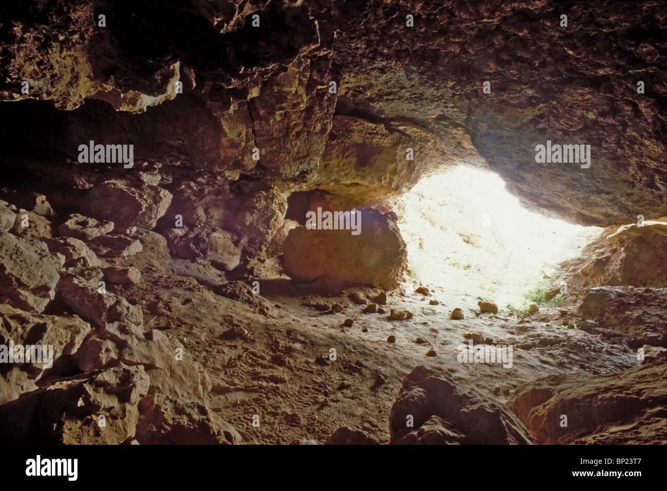 300. QUMRAN - INTERIOR OF CAVE NO.11 IN WHICH THE 'TEMPLE SCROLL' WAS FOUND Stock Photo