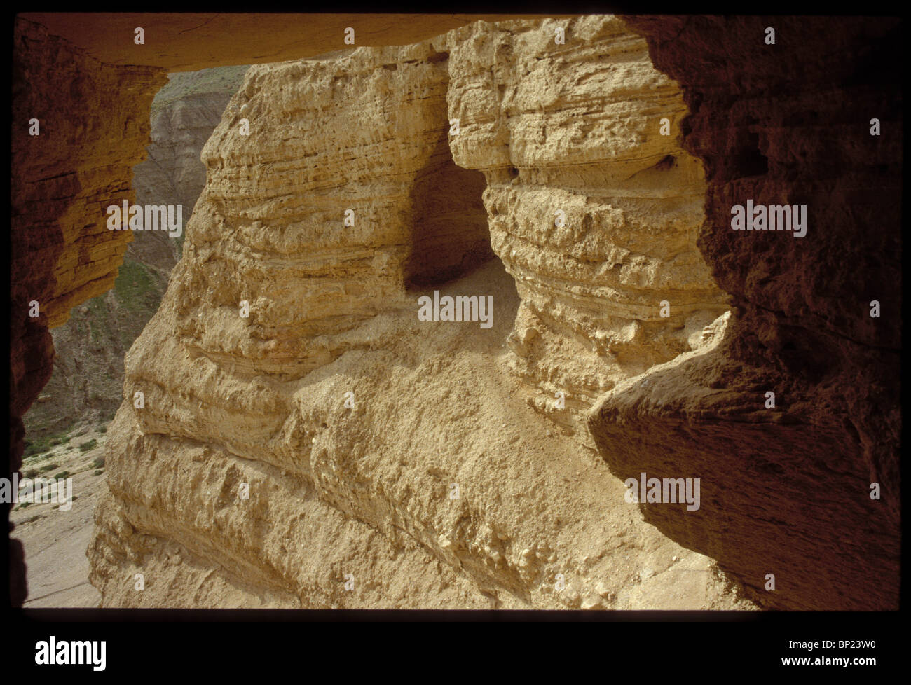 305. QUMRAN - ENTRANCE TO CAVE N0. 10 Stock Photo