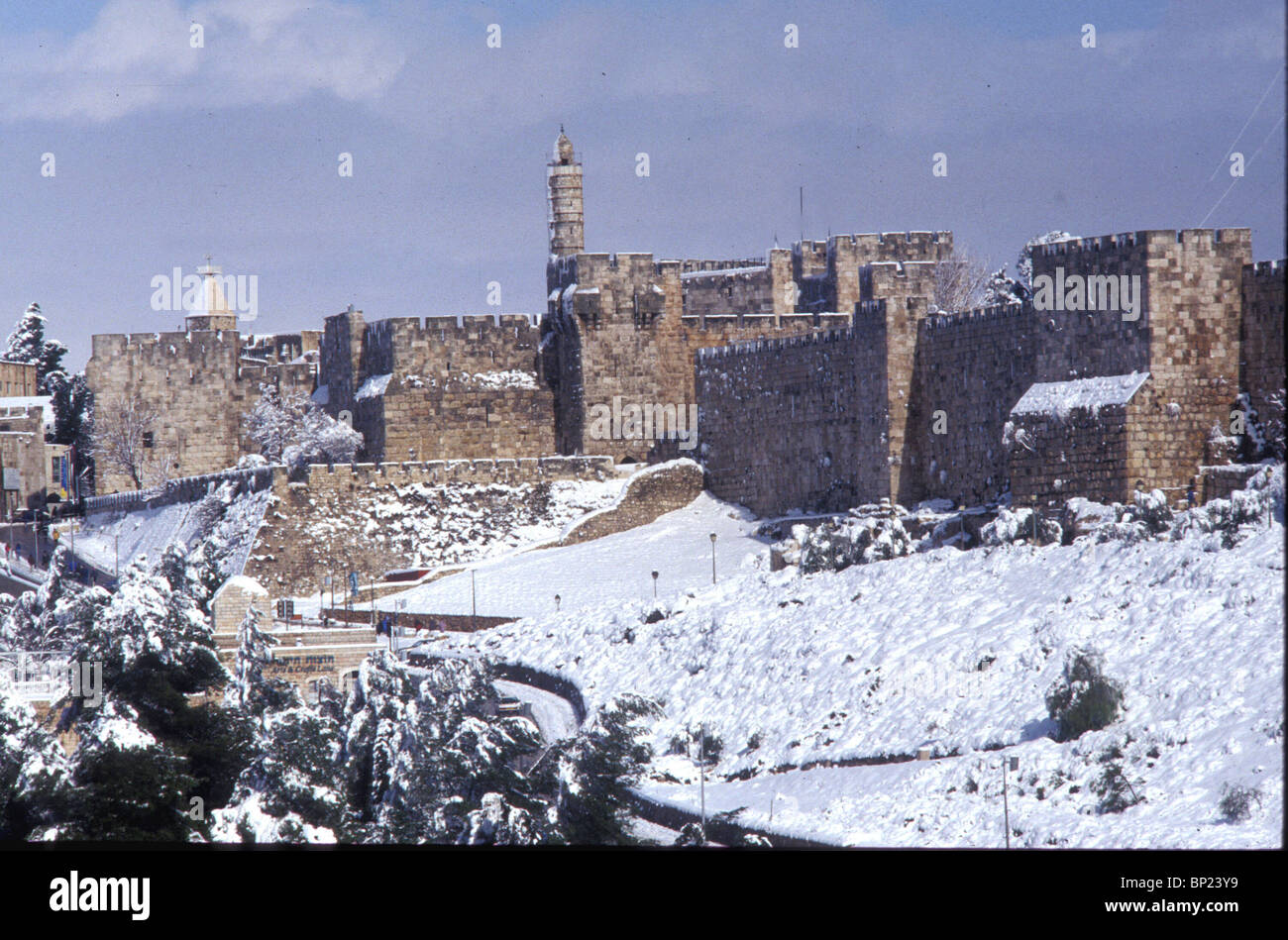 JERUSALEM VIEW ON THE CITADEL AND THE WESTERN PART OF THE OTTOMAN WALL WHICH SURROUNDS THE CITY ON A RARE DAY OF SNOW IN DEC. 92 Stock Photo