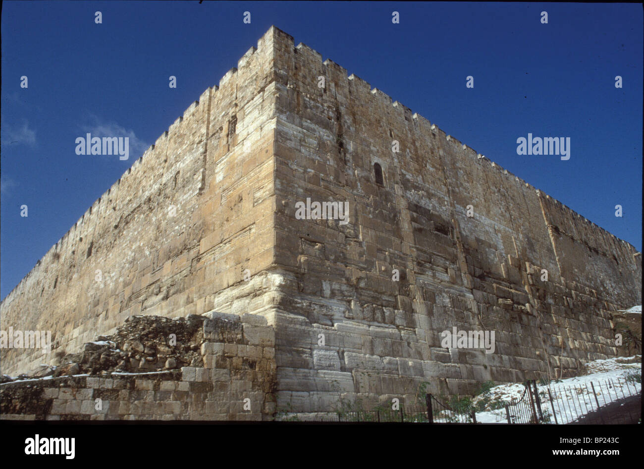 376. THE SOUTH/EASTERN CORNER OF THE HERODIAN WALL ENCIRCLING THE TEMPLE MOUNT PRECINCT Stock Photo
