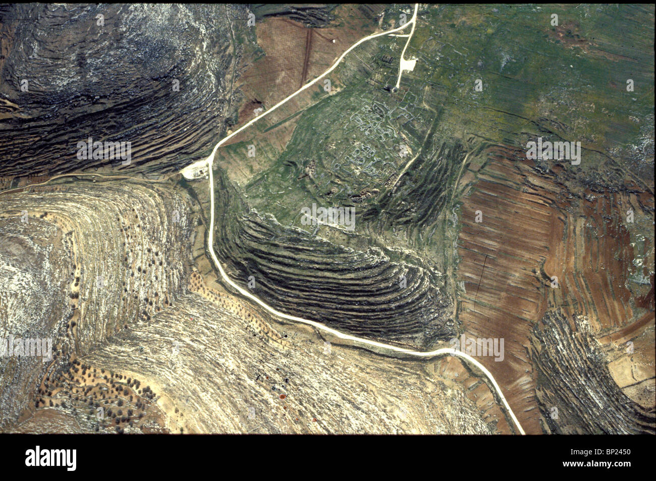 SHILOH - ISRAELITE CITY IN WHICH JOSHUA SET UP THE TABERNACLE & THE ARC OF COVENANT JOSH 18:1-10 22:12 AERIAL VIEW OF THE TEL & Stock Photo