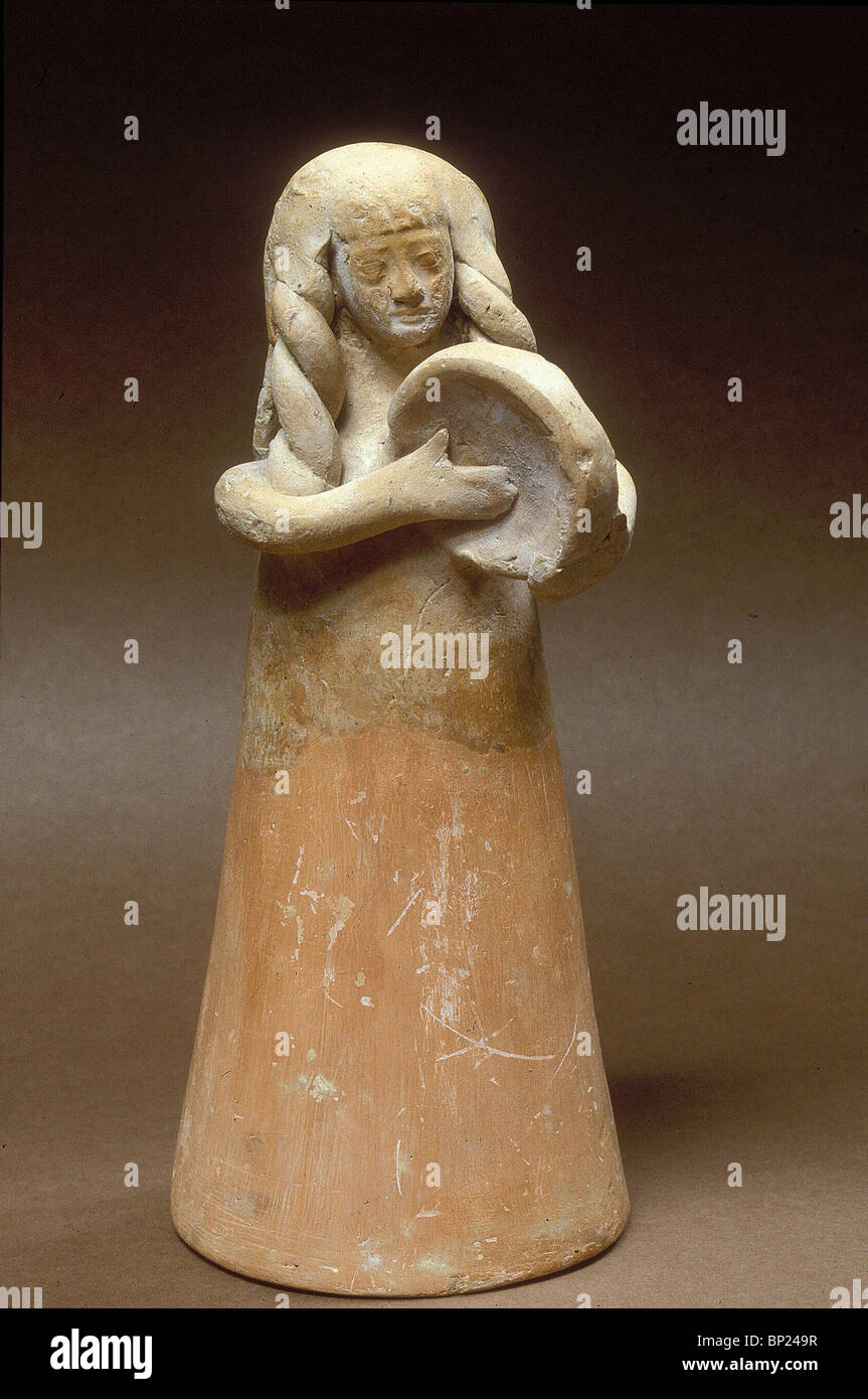 453. POTTERY FIGURINE OF A FEMALE TAMBURINE PLAYER, DATING FROM 9-8TH. C. B.C. FROM SHIKMONA (NORTHERN COAST OF ISRAEL) Stock Photo