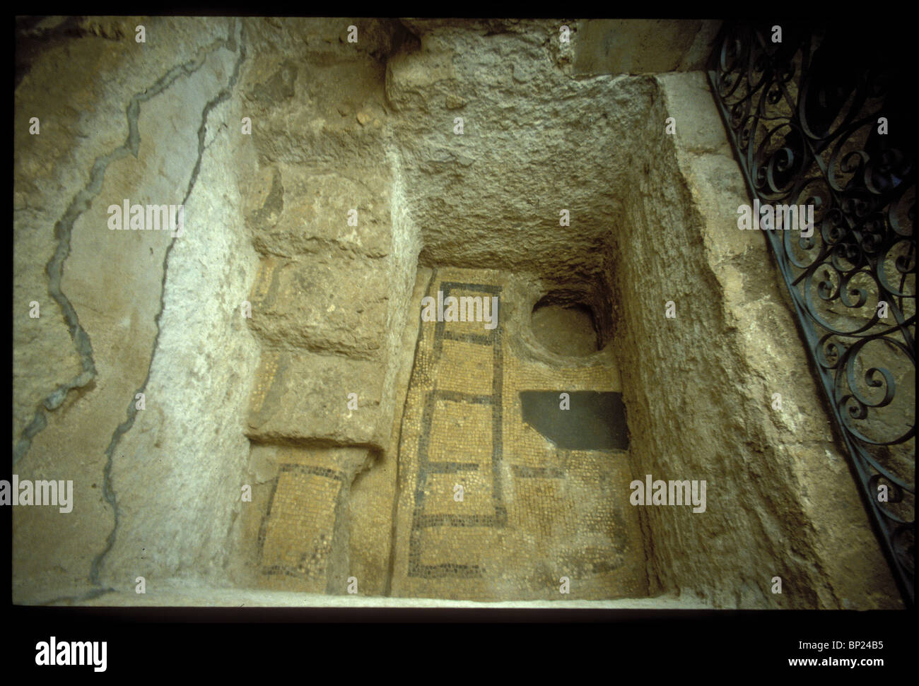 481. NAZARETH, CHURCH OF ST. JOSEPH, BAPTISMAL BASIN IN THE CRYPT DATING FROM PRE-BYZANTINE PERIOD Stock Photo