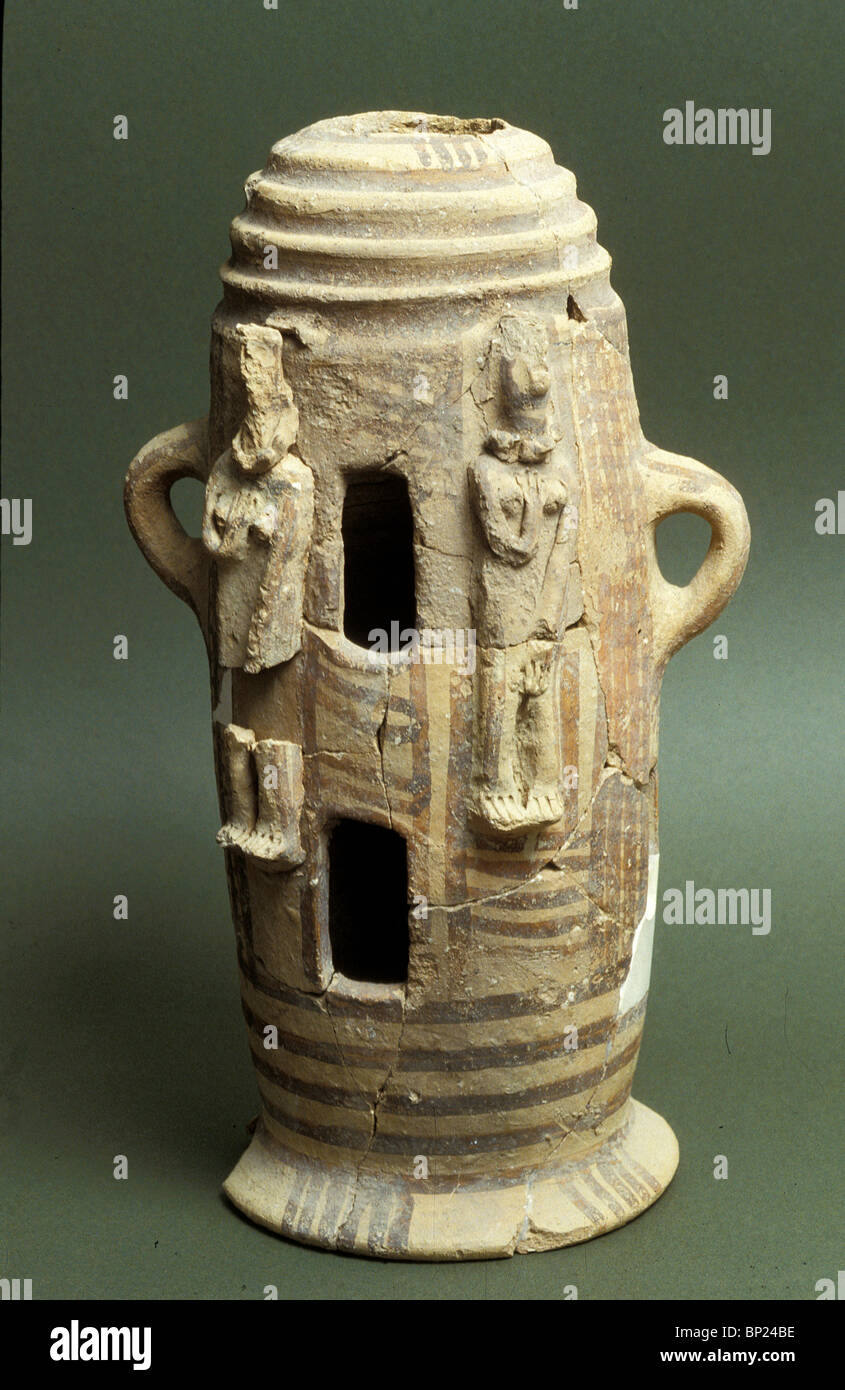485. DECORATED CNAANITE POTTERY STAND USED FOR HOLDING AN INSENCE BURNING BOWL. FOUND IN MEGIDDO, 11TH. C. BC. Stock Photo