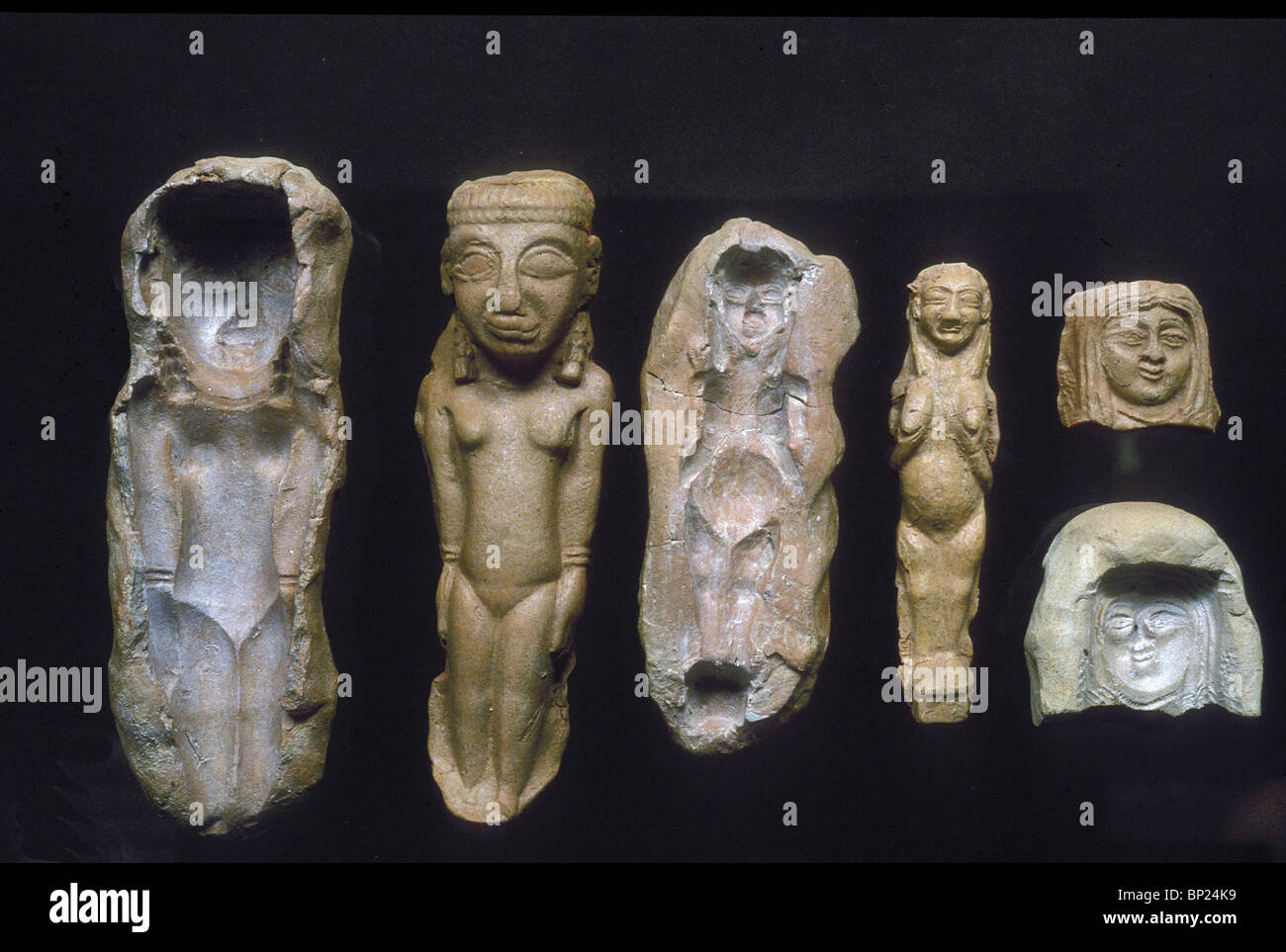 CLAY FIGURINE OF A FERTILITY GODDESS & THE MOLD FROM WHICH THE FIGURINE WAS CAST. TEL BATASHI (THE HILL-COUNTRY) C. 8-7TH. C. Stock Photo