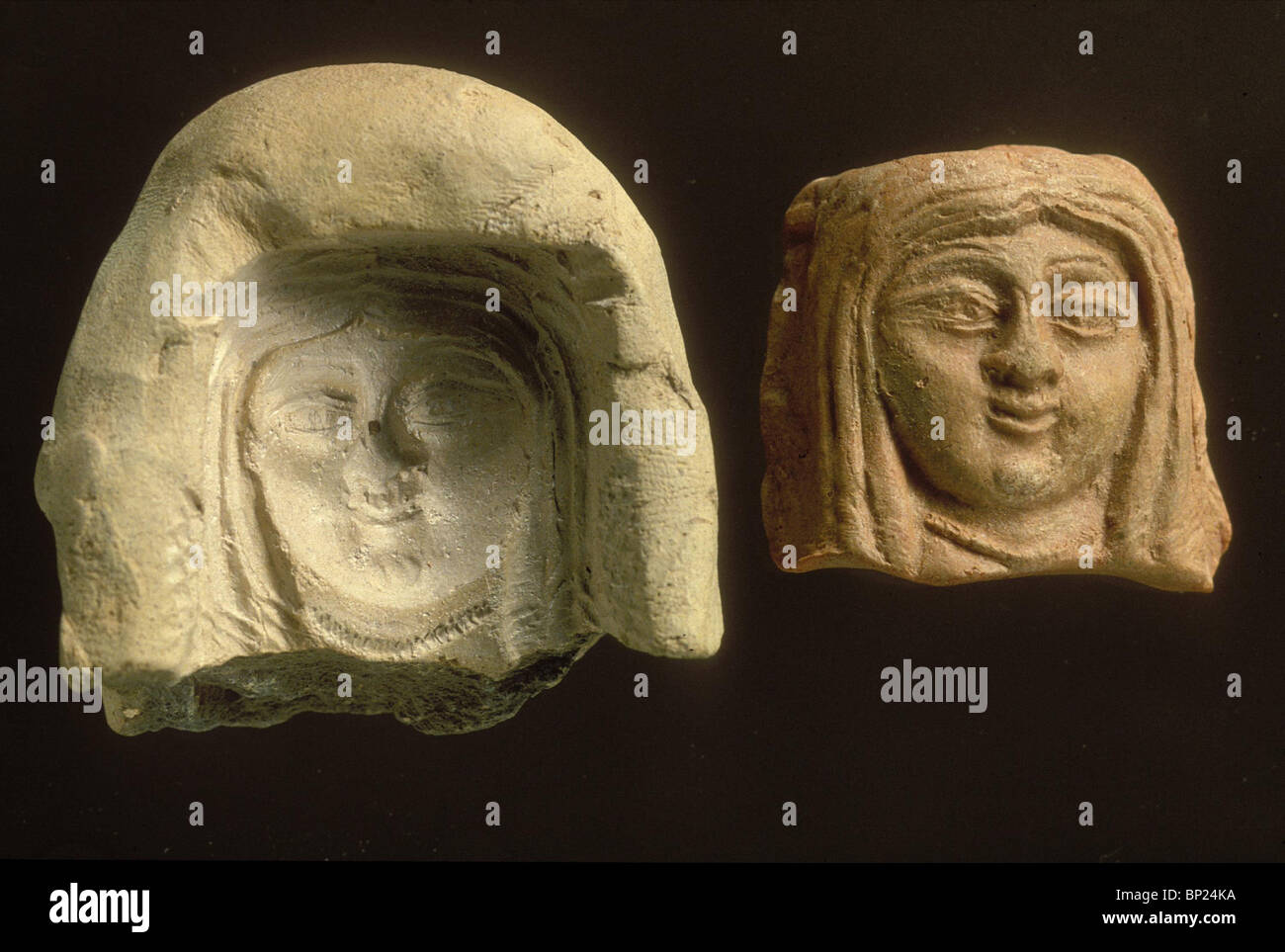 CLAY FIGURINE OF A FERTILITY GODDESS & THE MOLD FROM WHICH THE FIGURINE WAS CAST. TEL BATASHI (THE HILL-COUNTRY) C. 8-7TH. C. Stock Photo