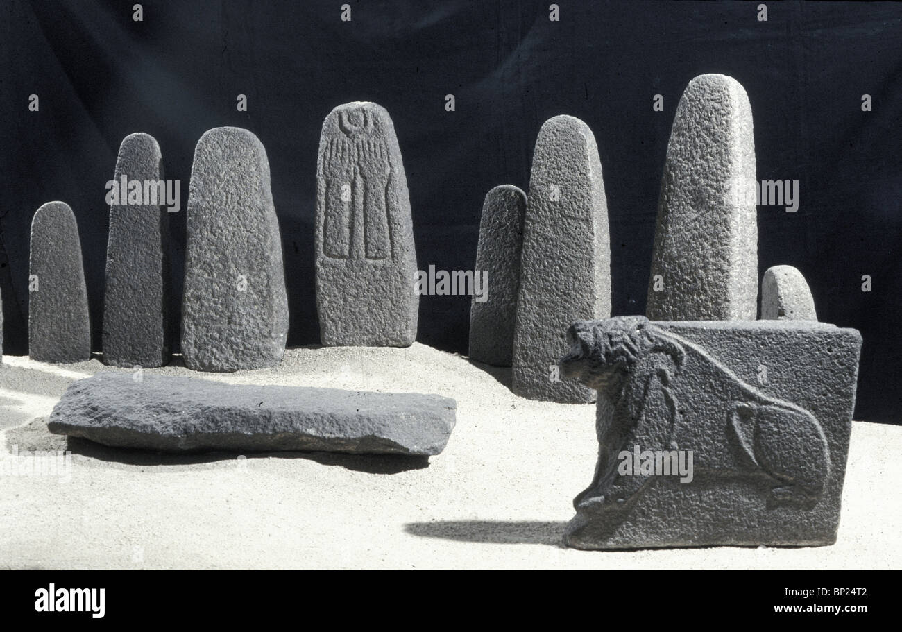 640. HAZOR, SHRINE OF THE STELAE, CNAANITE TEMPLE, DATING FROM C. 14TH - 13TH. C. B.C. (RECONSTRUCTION IN ISRAEL MUSEUM) Stock Photo