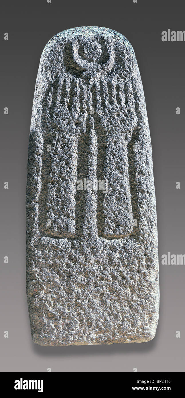 HAZOR, BASALT STELAE ENGRAVED WITH A PAIR OF HANDS RAISED TOWARDS A MOON SYMBOL. THIS WAS THE CENTRAL OBJECT  IN A CNAANITE SHR Stock Photo