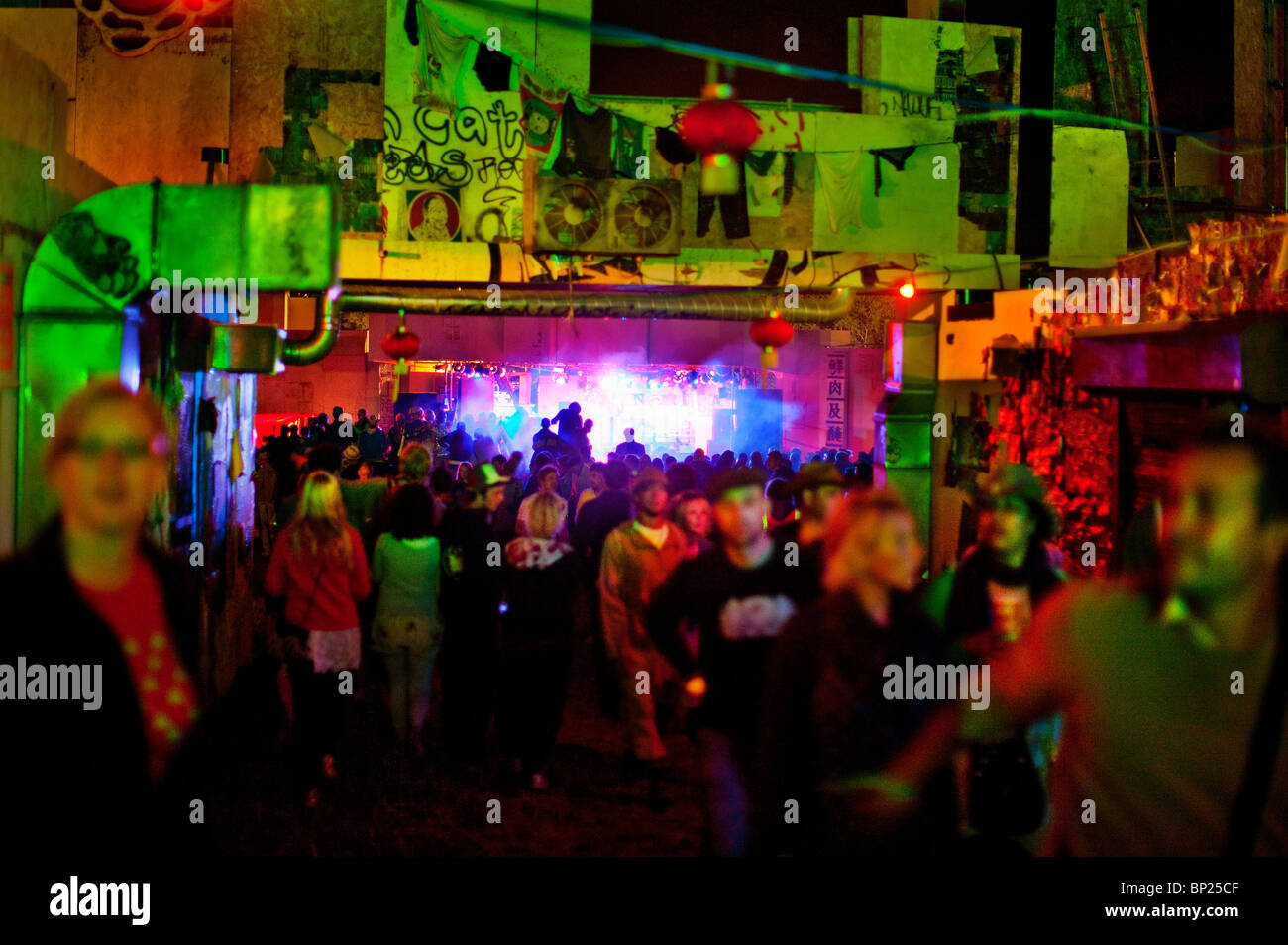 Night club crowd hi-res stock photography and images - Alamy