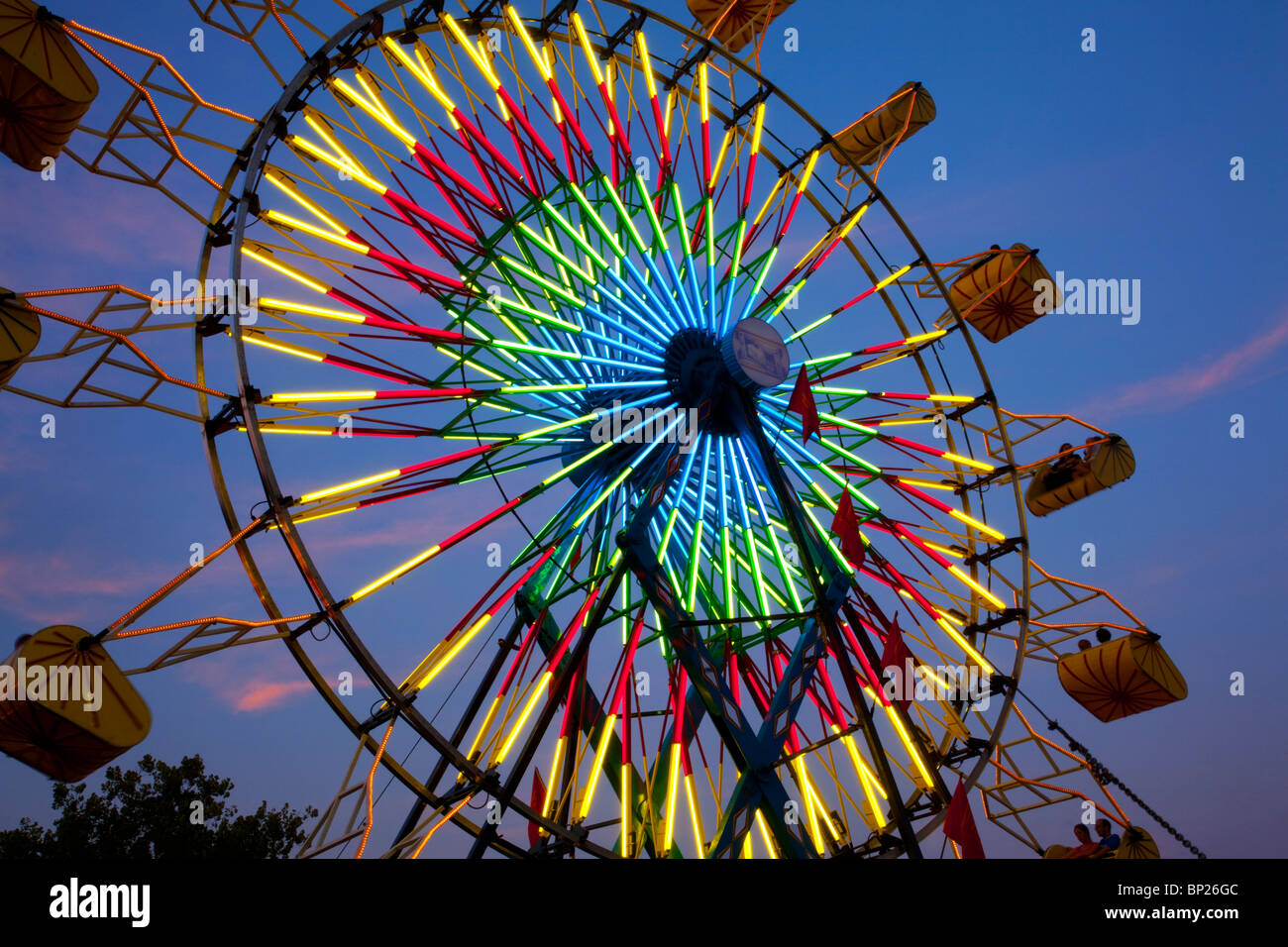 Benefits & Amenities Located just off I, Chicago Midway Park Ride & Fly is a short miles from Chicago Midway Airport. Park Ride & Fly offers busy travelers economical and secure airport parking with complimentary services like luggage assistance and curb-to-curb shuttle services.