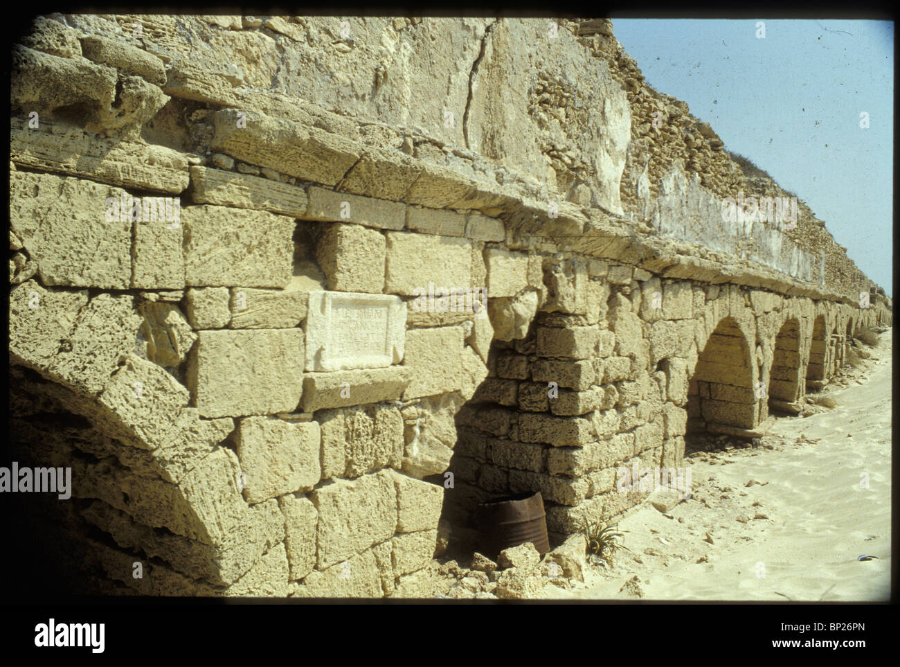 1239. CAESAREA, THE AQUADUCT BUILT BY THE ROMANS WHICH SUPPLIED THE PORT CITY WITH FRESH WATER FROM THE HILLS Stock Photo