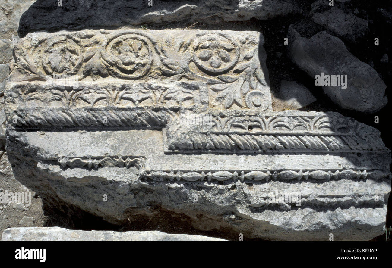 1327. JERUSALEM, THE TEMPLE MOUNT, ORNAMENTED ARCHITECTURAL DETAILS FOUND IN THE EXCAVATIONS Stock Photo