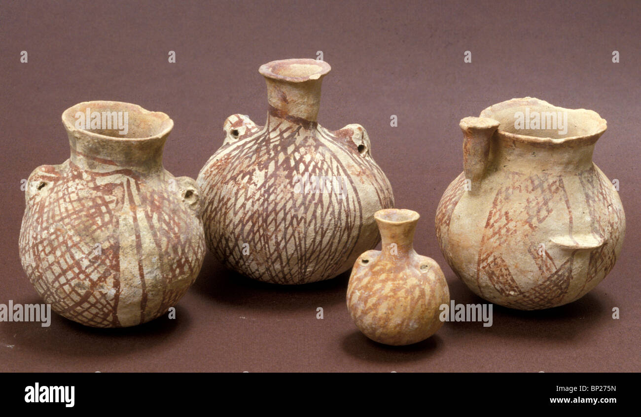 1481. GROUP OF PAINTED CNAANITE POTTERY DATING FROM THE MIDDLE BRONZE AGE, 2000 - 1700 B.C Stock Photo