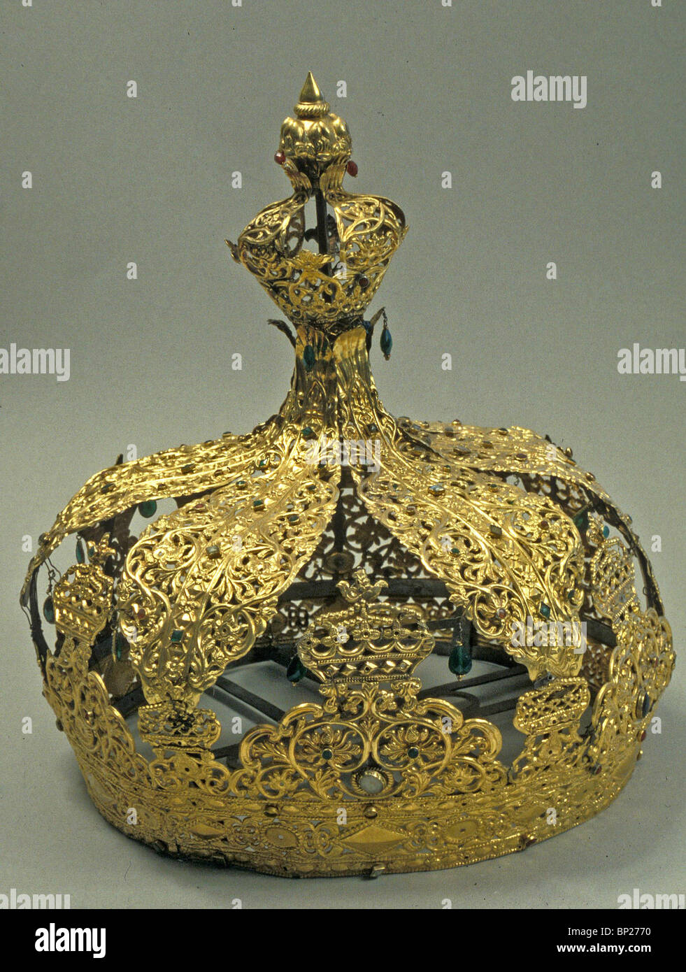 1512. THE GOLDEN CROWN PRESENTED BY THE MAHARAJA OF COCHIN TO THE PARADESI SYNAGOGUE IN COCHIN Stock Photo