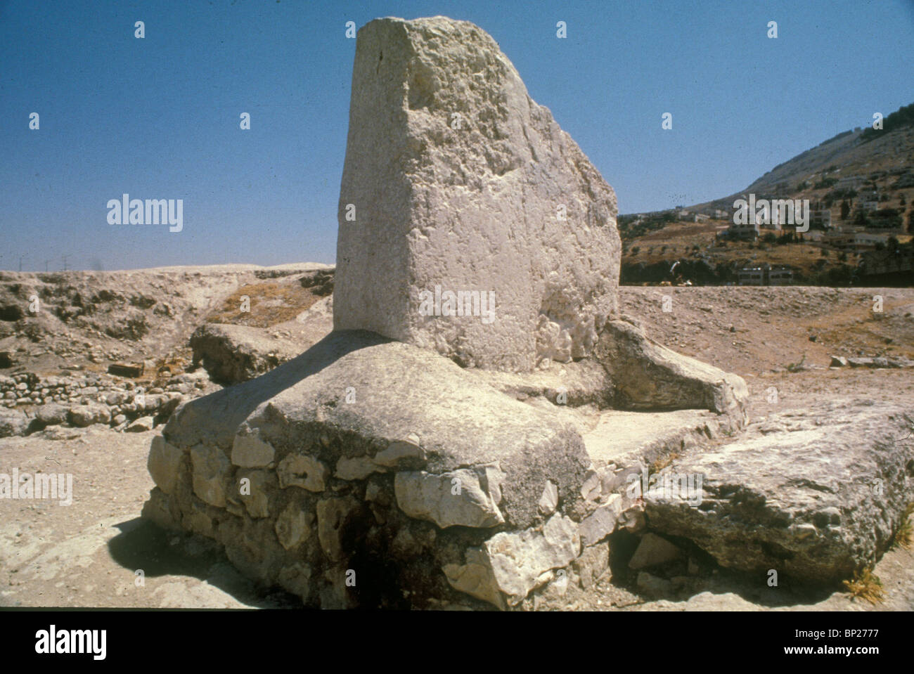 1522. SCHEM, TEL BALATAH, REMAINS OF THE ALTAR FROM THE CNAANITE TEMPLE Stock Photo