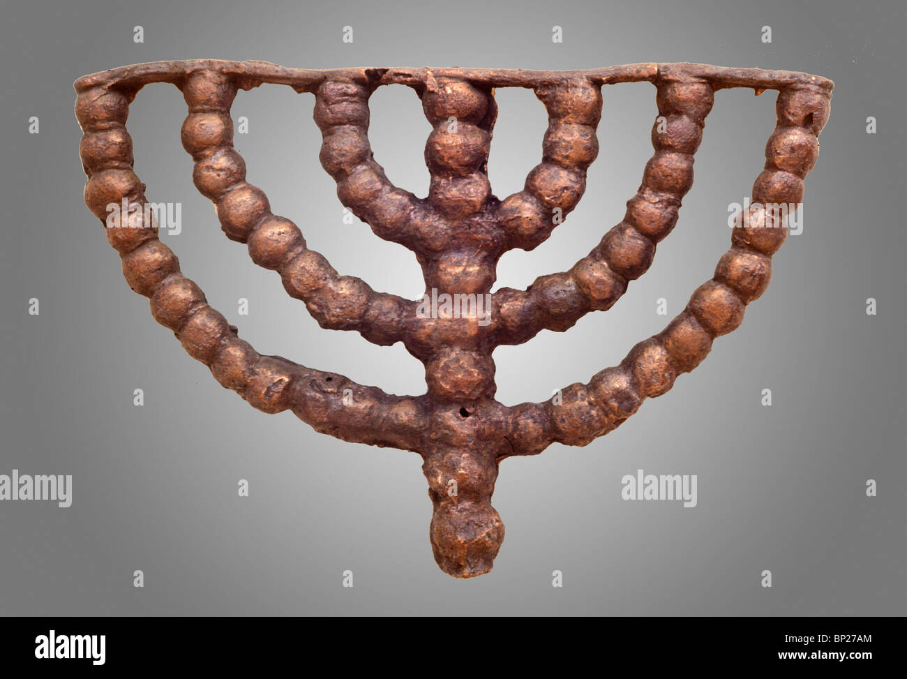 1605. EIN GEDDI - BRONZE, SEVEN BRANCHED MENORAH FOUND IN THE EXCAVATIONS OF THE 3rd. C. SYNAGOGUE Stock Photo