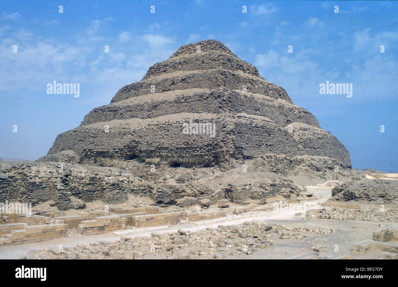 STEPPED PYRAMID OF SAQARA THE TOMB OF KING DJOSER OF THE 3RD. DYNASTY IT IS THE OLDEST OF THE PYRAMIDS DATING FROM YEARS 2686 - Stock Photo