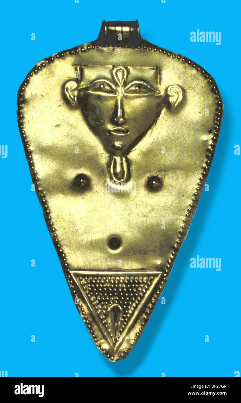 841 - GOLDEN PENDANT DEPICTING THE GODDESS HATHOR, FOUND AMONGST A HORDE OF JEWELRY IN EL-AJUL, MID 2ND. MILENIUM B.C. Stock Photo
