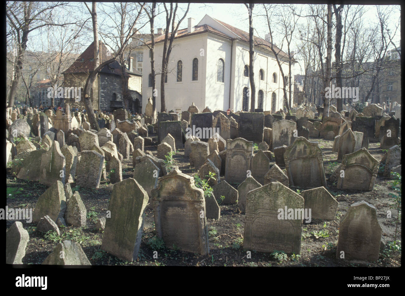 886. THE JEWISH CEMETERY IN PRAGUE, SOME OF THE STONES DATE FROM THE 14TH. C. Stock Photo