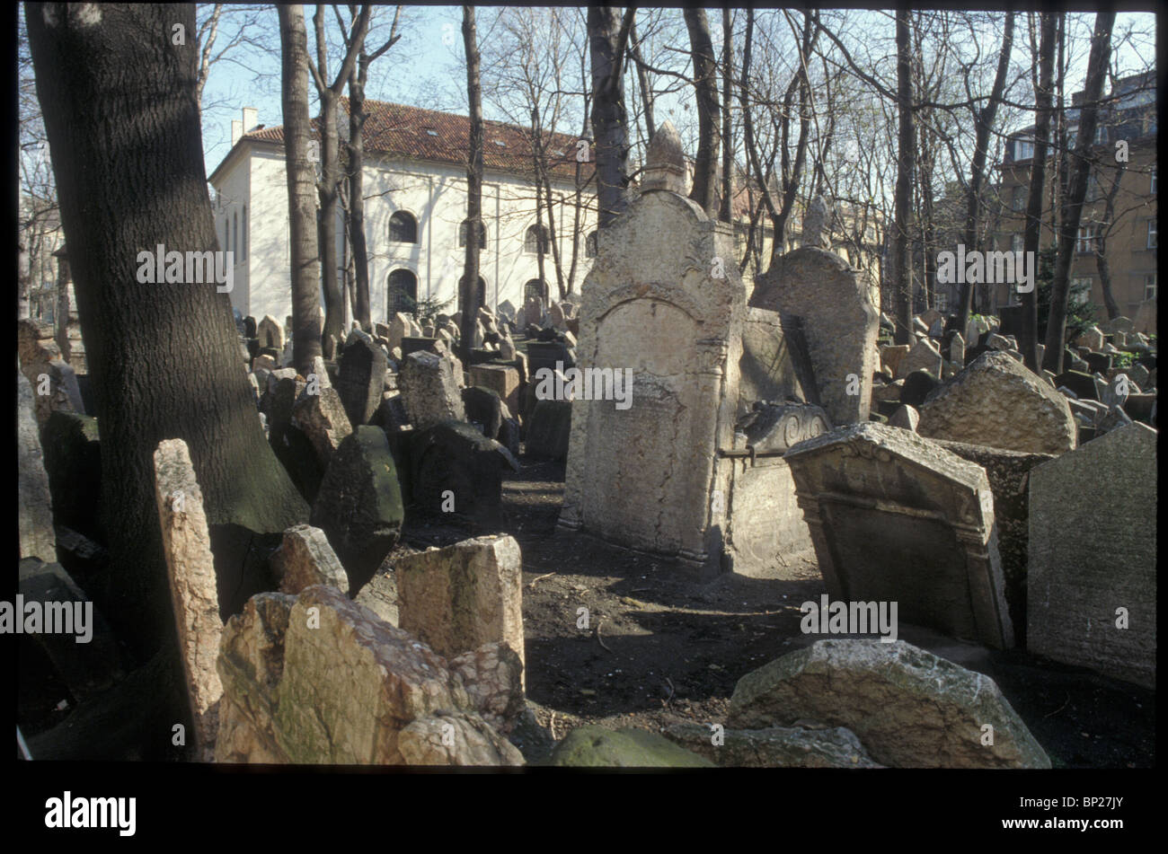 886. THE JEWISH CEMETERY IN PRAGUE, SOME OF THE STONES DATE FROM THE 14TH. C. Stock Photo