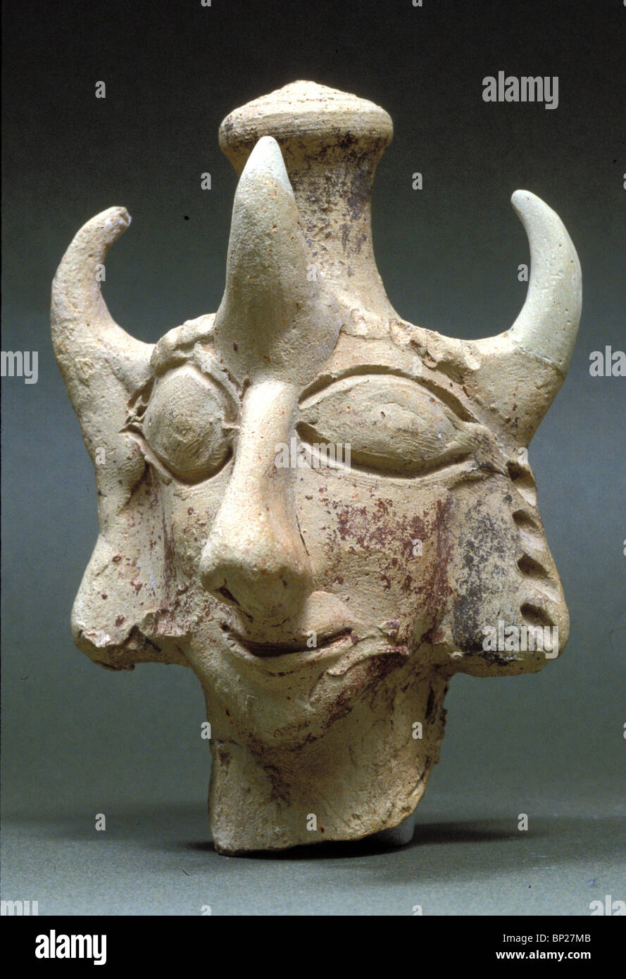 922 - HORNED GODDESS FOUND IN AN EDOMITE SHRINE IN HURBAT QUITMIT, EASTERN NEGEV, DATING FROM THE 7 - 6TH. C. B.C. Stock Photo