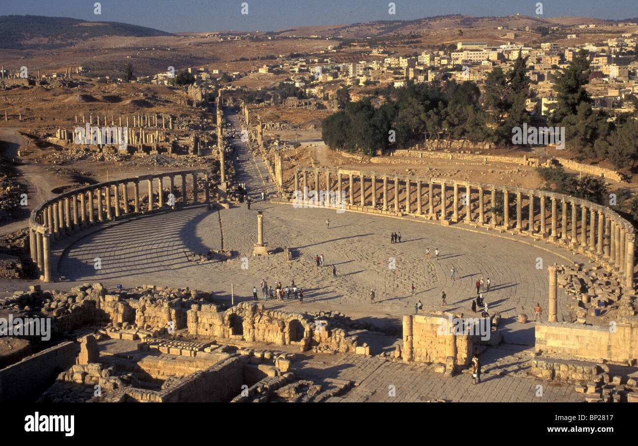 GERASA - REMAINS OF THE GREAT ROMAN CITY LOCATED ON THE KING'S HIGHWAY IN CENTRAL TRANS JORDAN PIC: THE OVAL PLAZA & THE Stock Photo