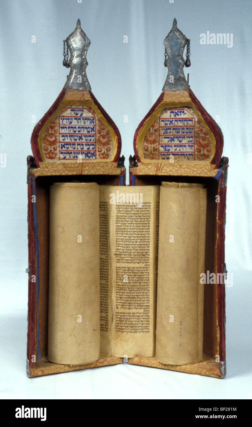 Foreign Ministry gets ancient Torah scroll from Iraq