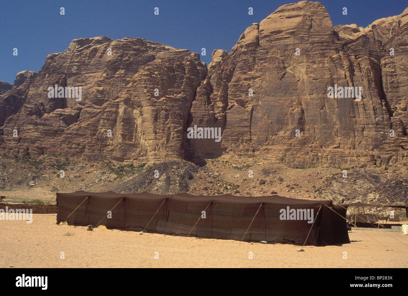 1811. BEDUIN TENTS IN THE DESERT OF WADI RAM IN WESTERN JORDAN NEAR AQABA Stock Photo