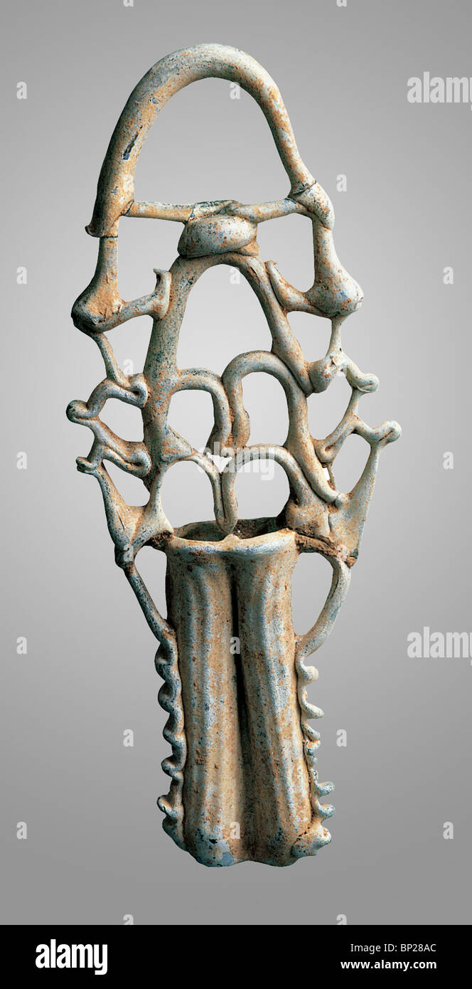 2000. DECORATED DOUBLE GLASS VESSEL, PROBABLY USED FOR STORING DIFFERENT SHADES OF CHOL (EYE PAINT), ROMAN PERIOD Stock Photo