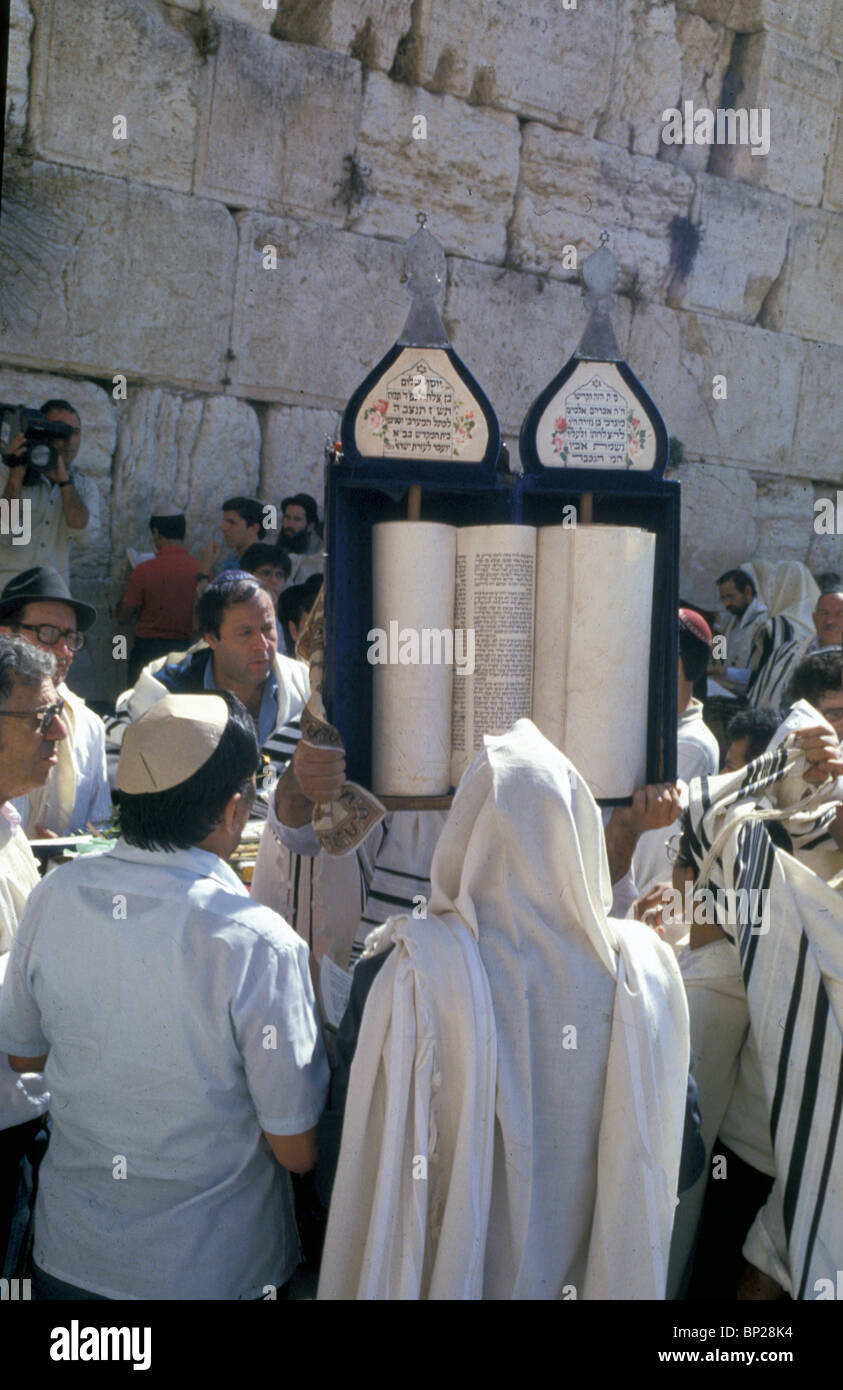 LIFTING & READING THE TORAH SCROLL AT THE WESTERN WALL. THIS IS AN OLD CUSTOM FROM THE DAYS OF THE SECOND TEMPLE WHEN DURING Stock Photo
