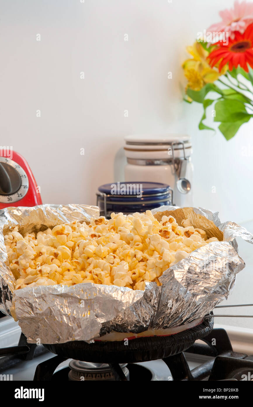 Pan stove kernels popcorn hires stock photography and images Alamy
