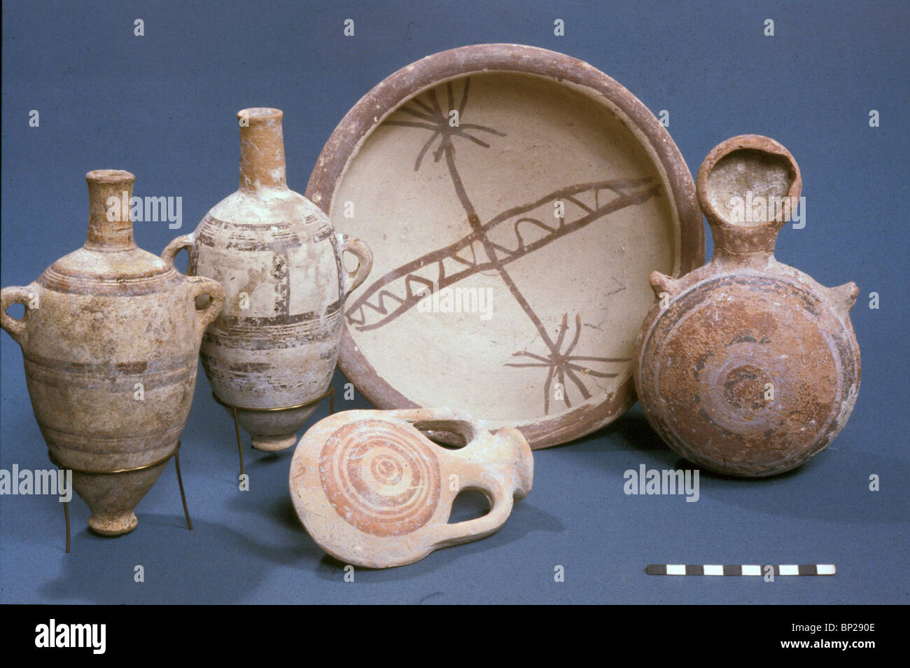 2456. DECORATED CNAANITE POTTERY, LATE BRONZE PERIOD (1500-1200 B.C.) FROM GEZER Stock Photo