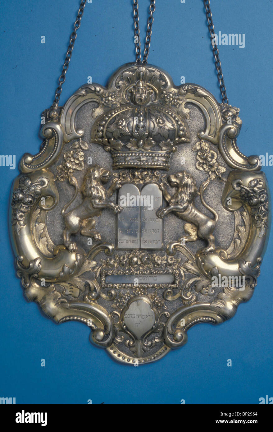 2702. SILVER TORAH SHIELD DECORATED WITH THE TRADITIONAL SYMBOLIC SHAPE OF THE 'TEN COMANDMENTS' , CENTRAL EUROPE, 19TH. C. Stock Photo