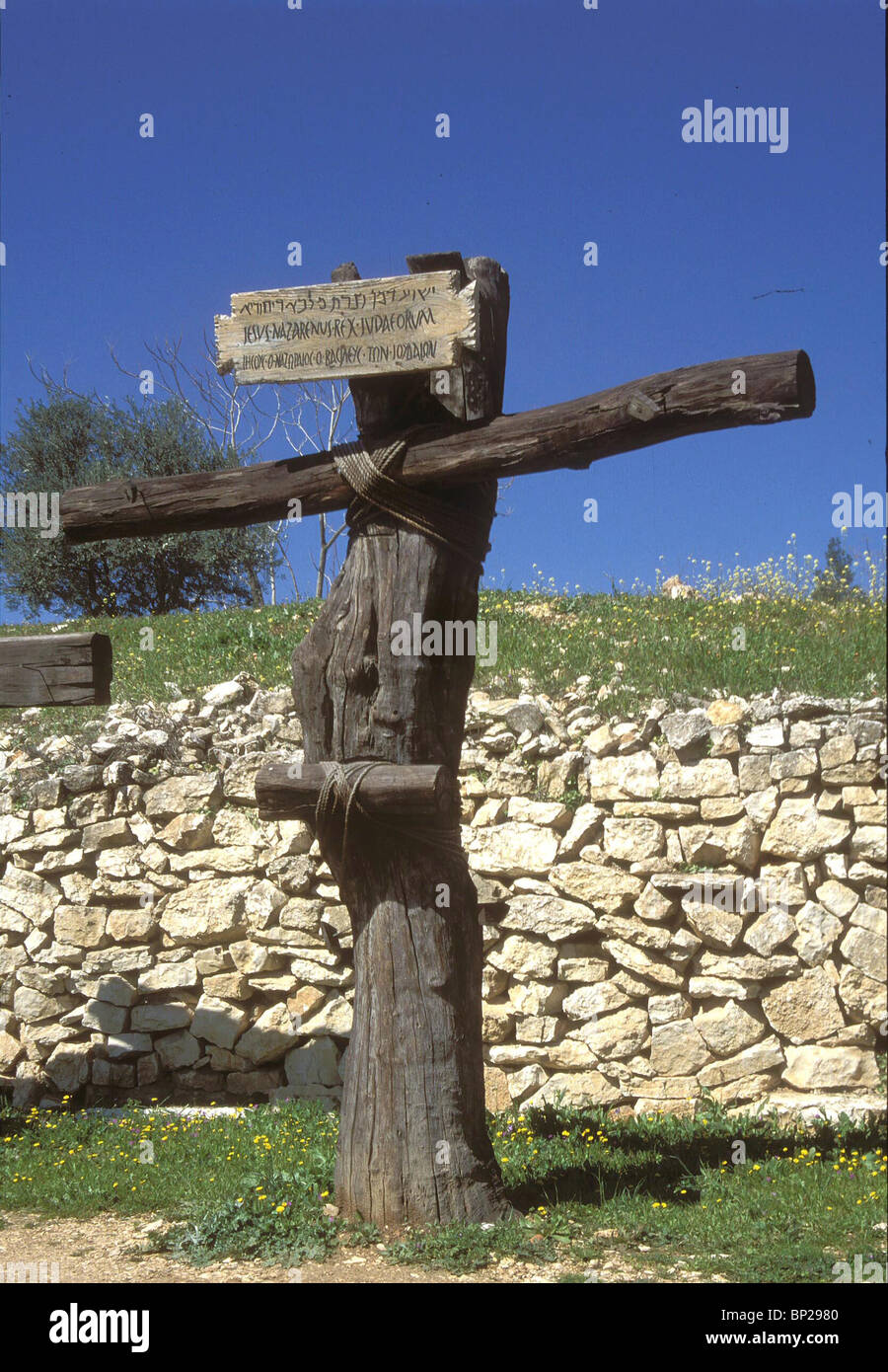 2776. MODEL OF A TYPICAL WOODEN CROSS USED IN THE ROMAN PERIOD, WITH NAMEPLATE ON THE TOP AND TWO WOODEN BEAMS FOR ARMS AND LEGS Stock Photo