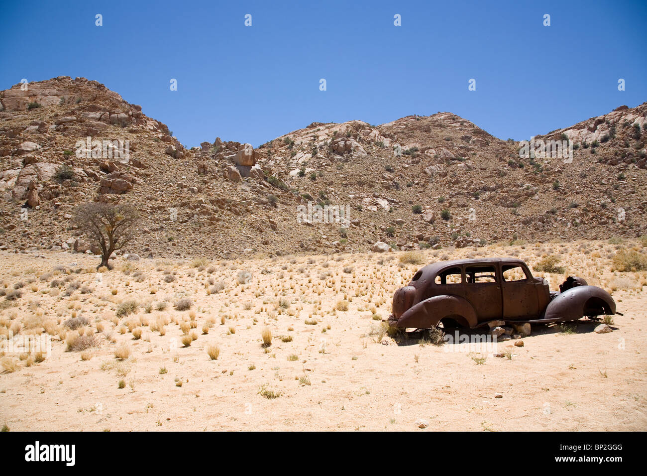 Vintage rusty abandoned car hi-res stock photography and images - Alamy