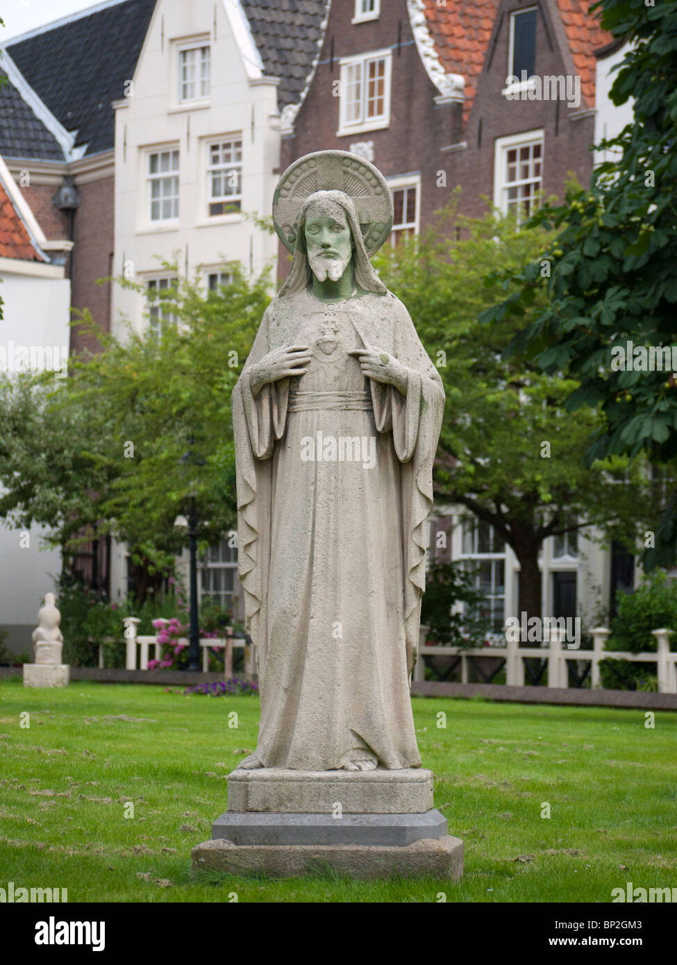 Statue in courtyard at the ancient Begijnhof n Amsterdam, The Netherlands Stock Photo