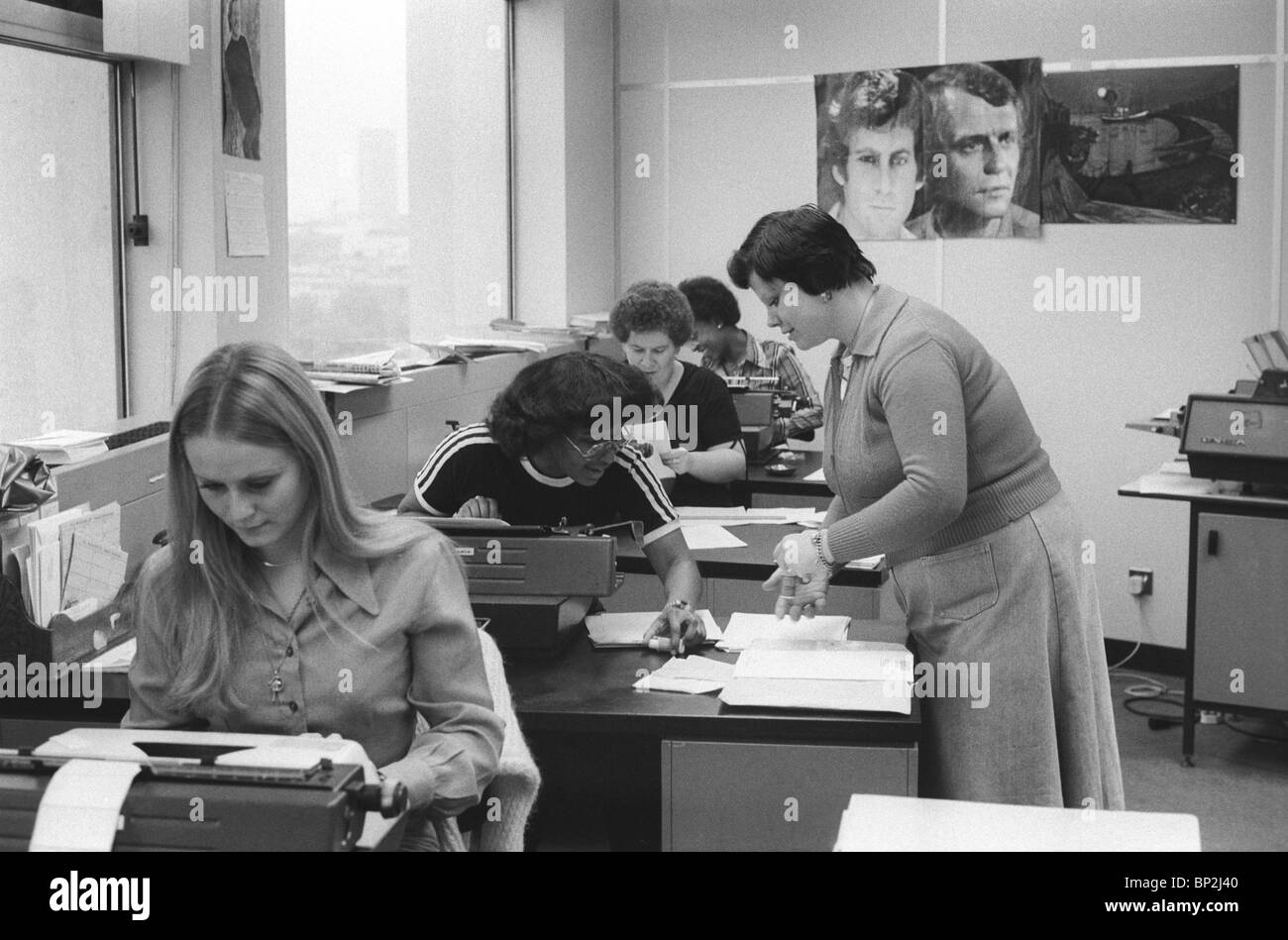 Typing Pool typist typists using old  fashioned typewriters. City of London. Pinup posters of Starsky and Hutch on the wall. 1970s office work. 1978 HOMER SYKES Stock Photo