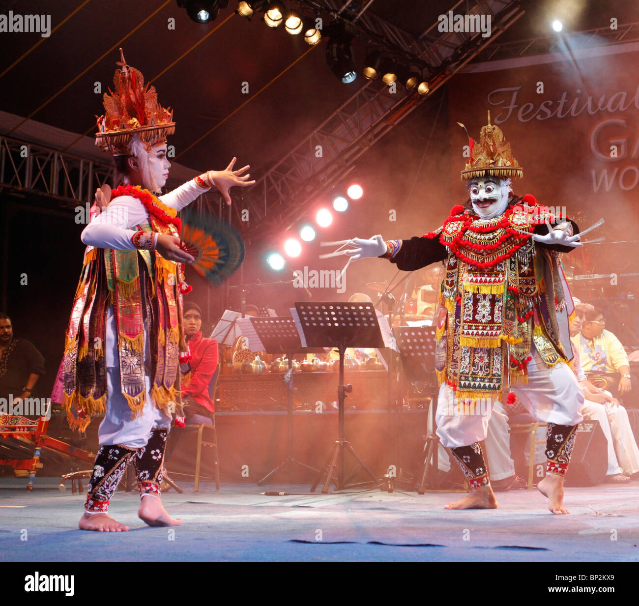 Traditional dance from Indonesia Stock Photo - Alamy