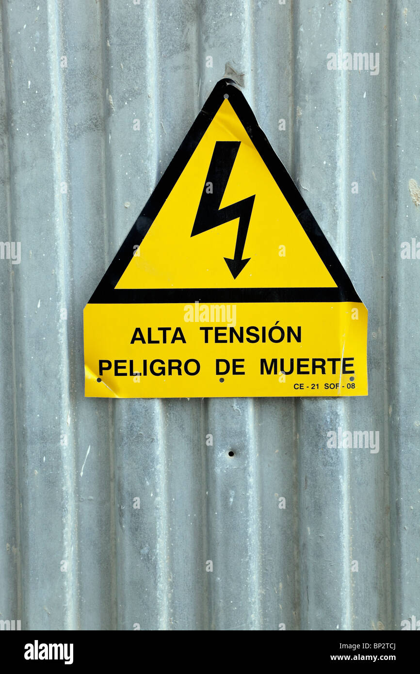 A Spanish language sign "alta tension; peligro de muerte" meaning "high