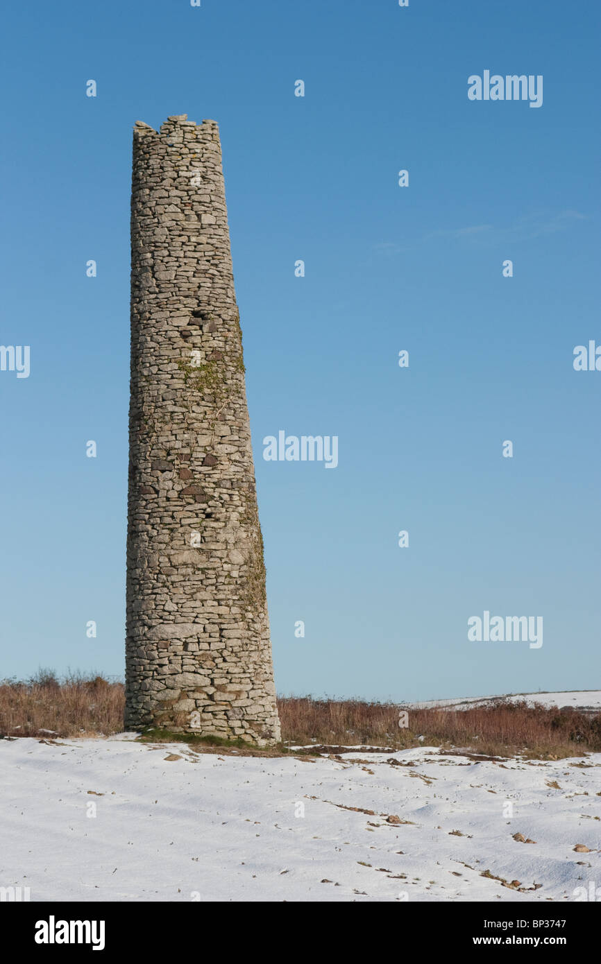 Tin mine chimney in the snow in Cornwall Stock Photo
